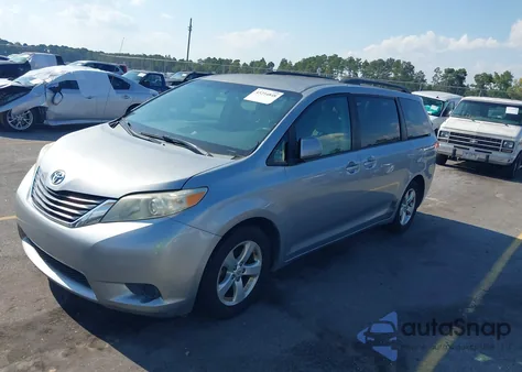 2011 Toyota Sienna Le V6 z USA, uszkodzony, nr VIN 5TDKK3DC7BS105983